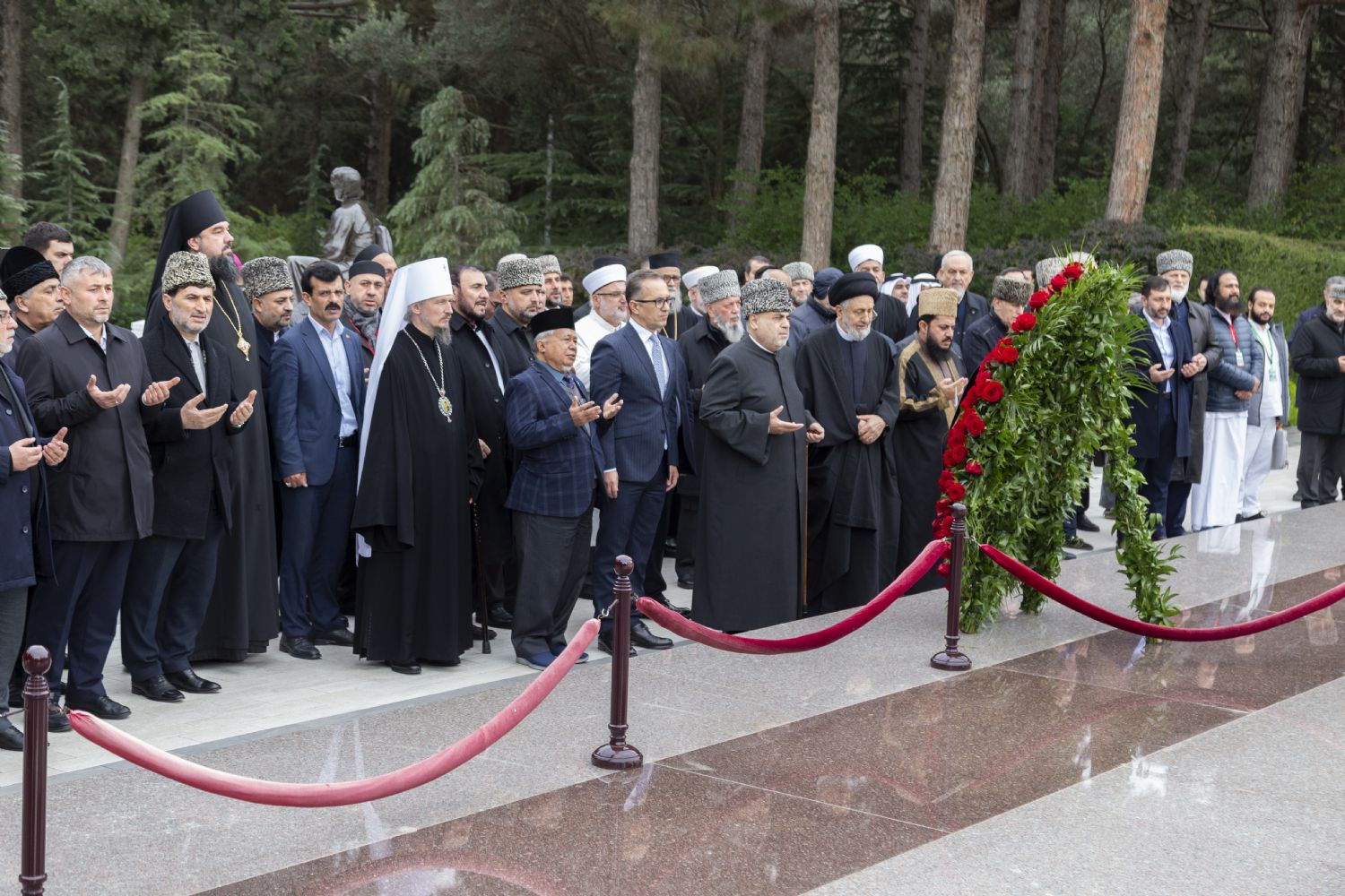 Dini Liderlərin Ümumdünya Sammitinin iştirakçıları Heydər Əliyevin xatirəsini ehtiramla yad ediblər