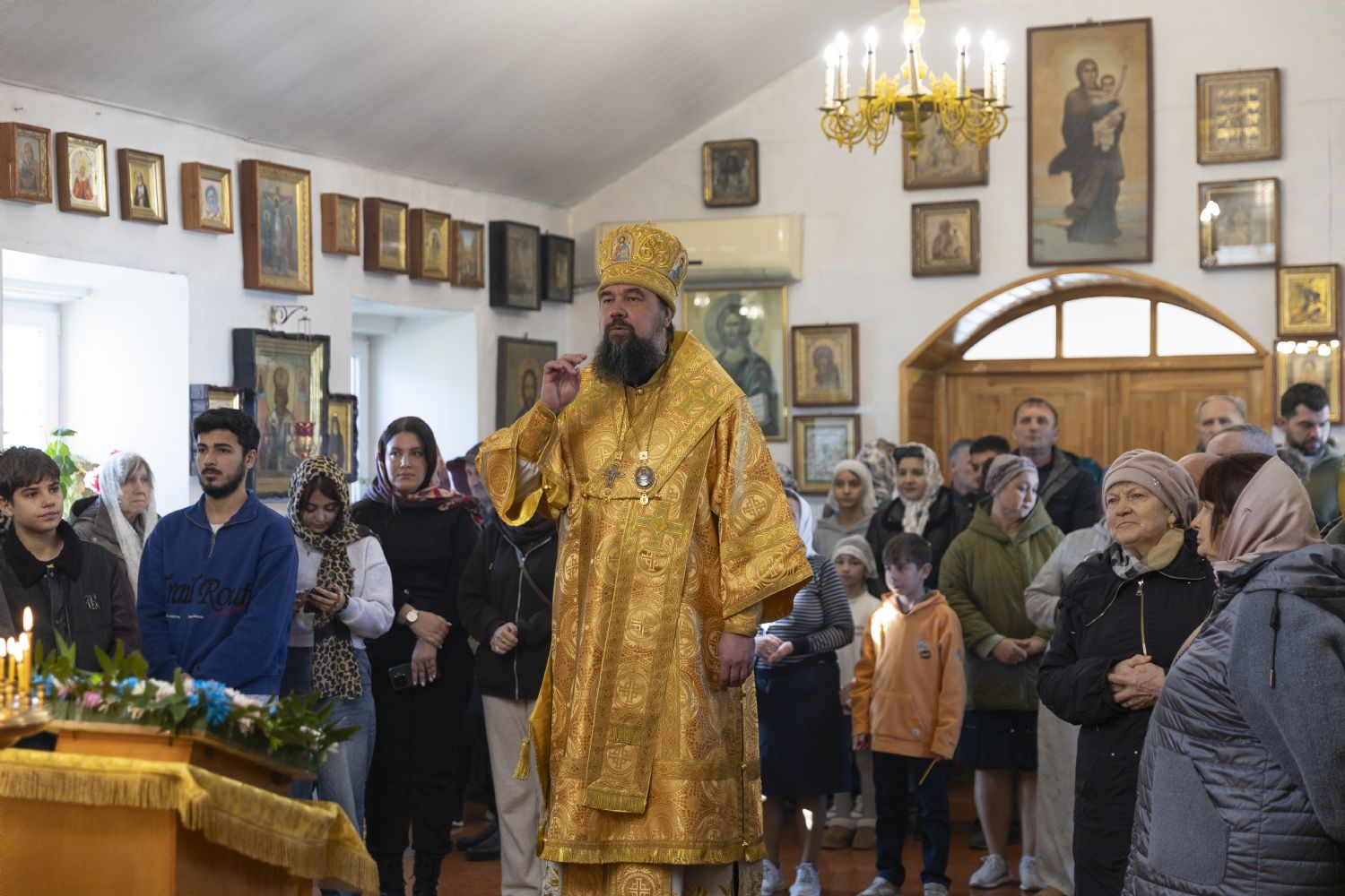 Yepiskop Aleksiy Xaçmazda kilsə taxt-tac bayramına başçılıq edib