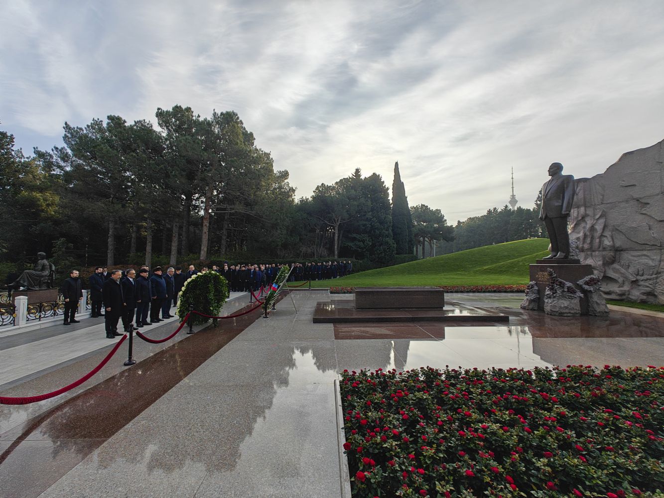 Dini Xadimlərin II Forumunun iştirakçıları Fəxri Xiyabanı və Qələbə Parkını ziyarət etdilər