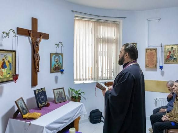 Keşiş Kalkuttalı Tereza Ananın Mərhəmət Bacıları sığınacağını ziyarət edib