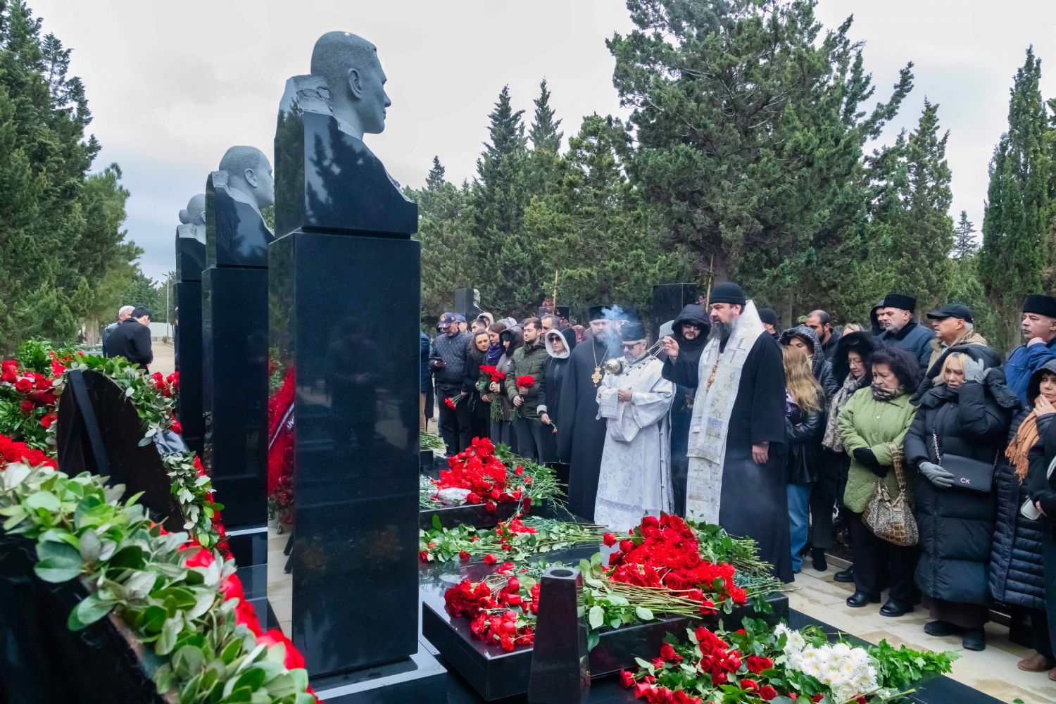 Yepiskop Aleksiy Milli Qəhrəmanların məzarları üzərində mərhumlar üçün dua ayini keçirib