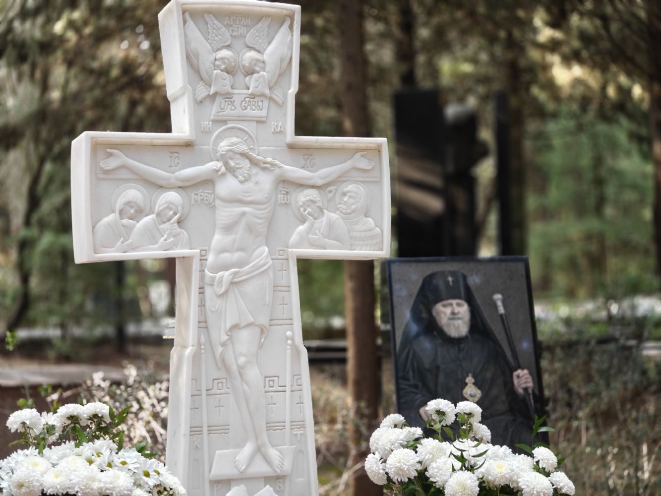Yepiskop Aleksiy arxiyepiskop Aleksandrın (İşeyin) məzarı başında mərhumlar üçün litiya duasını oxuyub