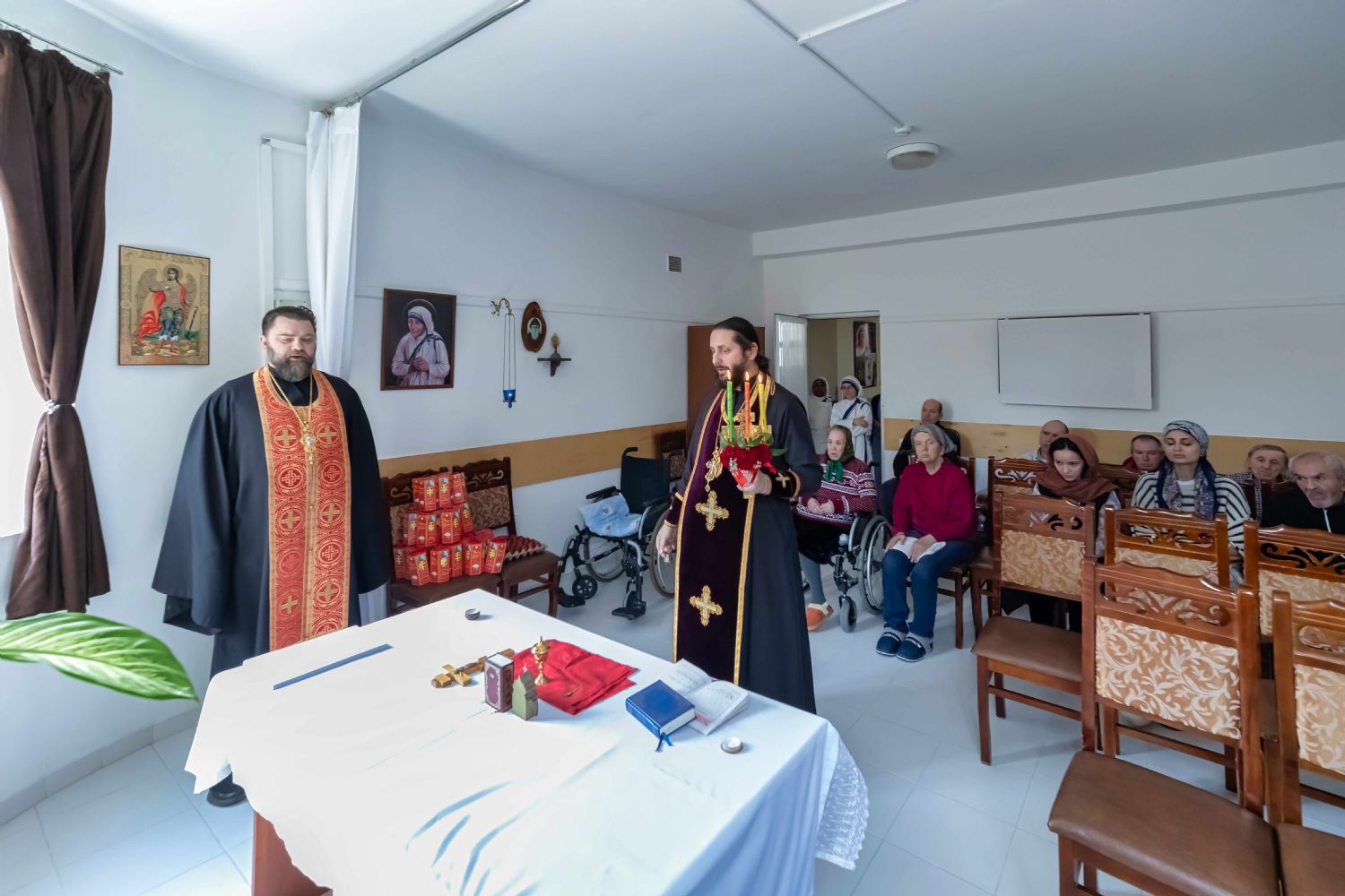Keşişlər katolik  kimsəsizlər evini ziyarət ediblər