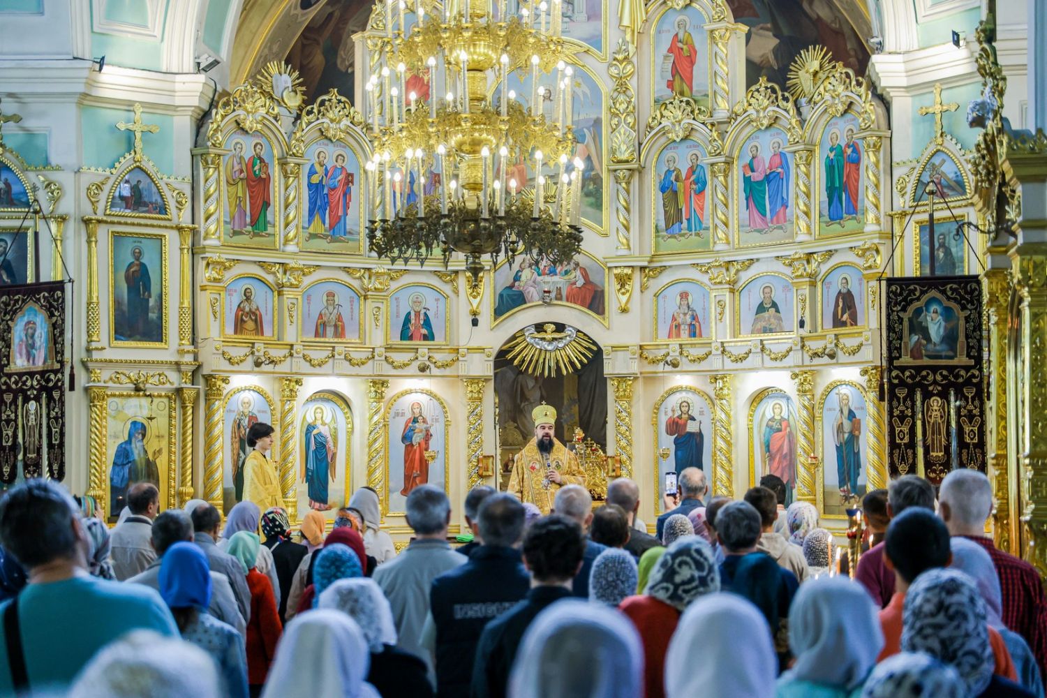 Yepiskop Aleksiy Stavropol şəhəri Müqəddəs Andrey kafedral kilsəsində İlahi Liturgiya keçirib