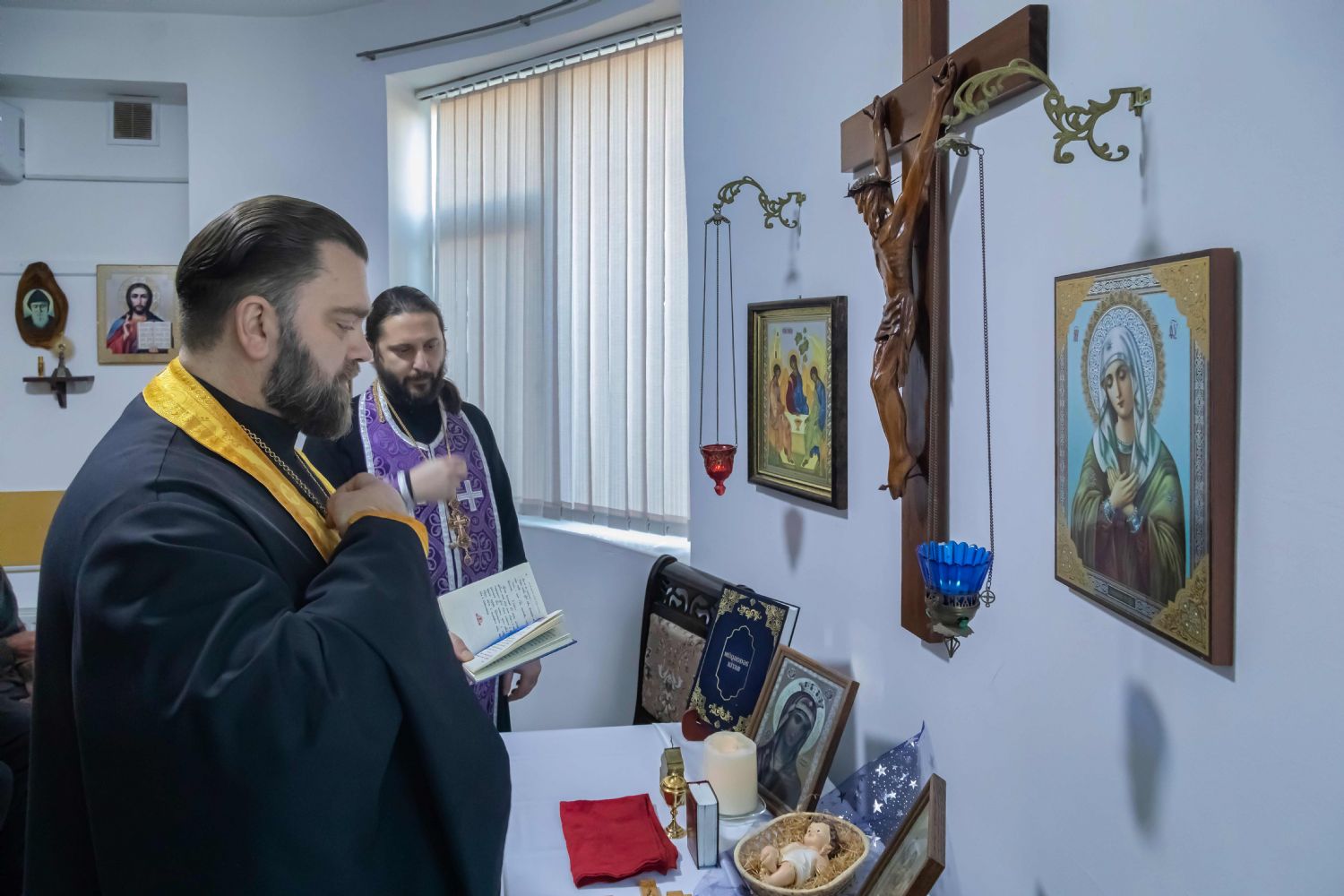 Ruhanilər Kalkuttalı Tereza Ananın Mərhəmət Bacıları sığınacağını ziyarət etdilər