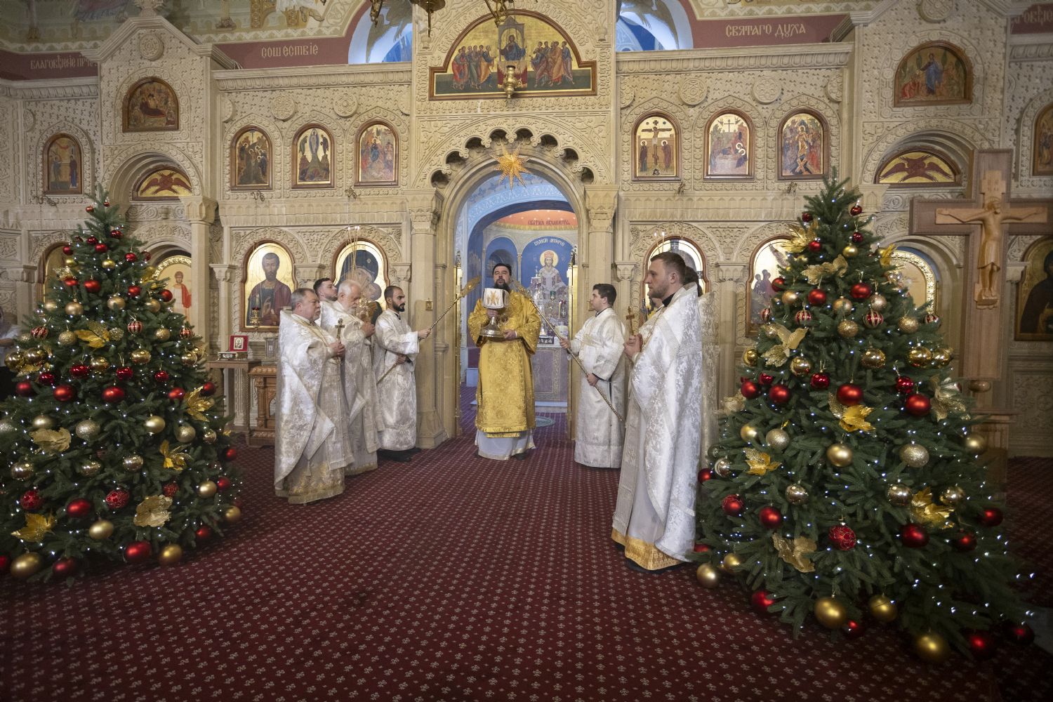 Milad Bayramı günündə yepiskop Aleksiy  kafedral kilsədə İlahi Liturgiya keçirib