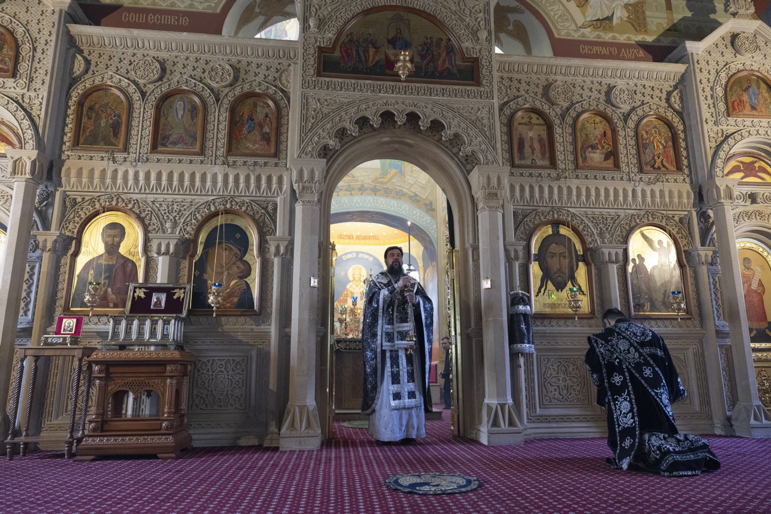 Yepiskop Aleksiy kafedral kilsədə Öncədən Təqdis olunmuş Ənamlar Liturgiyasını keçirib