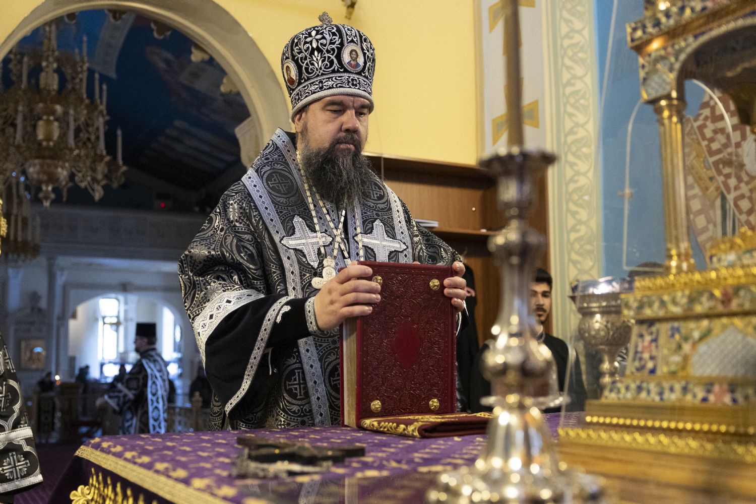 Yepiskop Aleksiy kafedral kilsədə Öncədən Təqdis olunmuş Ənamlar Liturgiyasını keçirib