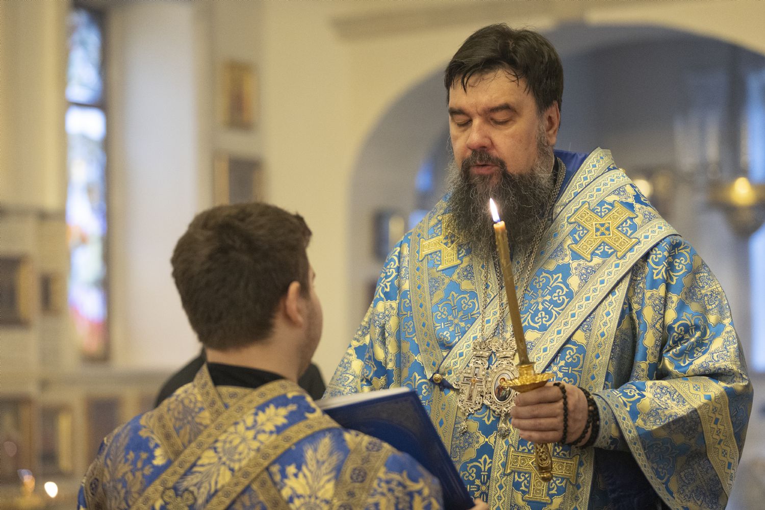 Yepiskop Aleksiy Allahın Validəsinə akafistin oxunuşu ilə səhər ibadətini keçirib