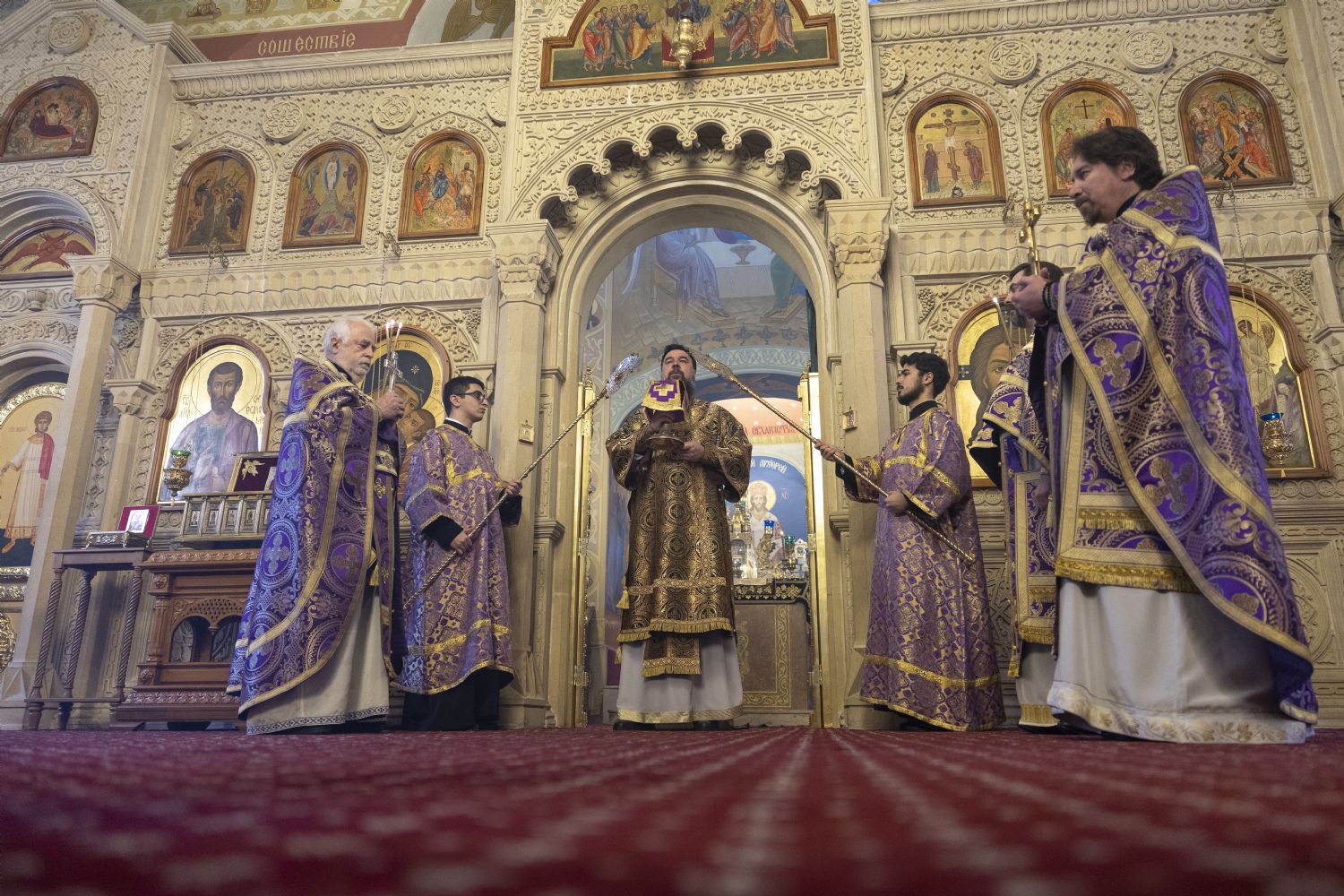 Yepiskop Aleksiy kafedral kilsəsində İlahi Liturgiya keçirib