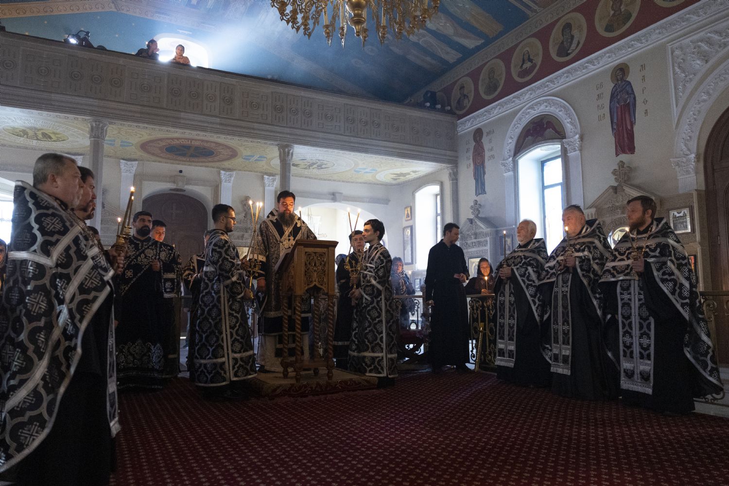 Yepiskop Aleksiy Müqəddəs Cümə günü 12 Əzablar İncillərinin oxunması ilə səhər ibadətini keçirdi
