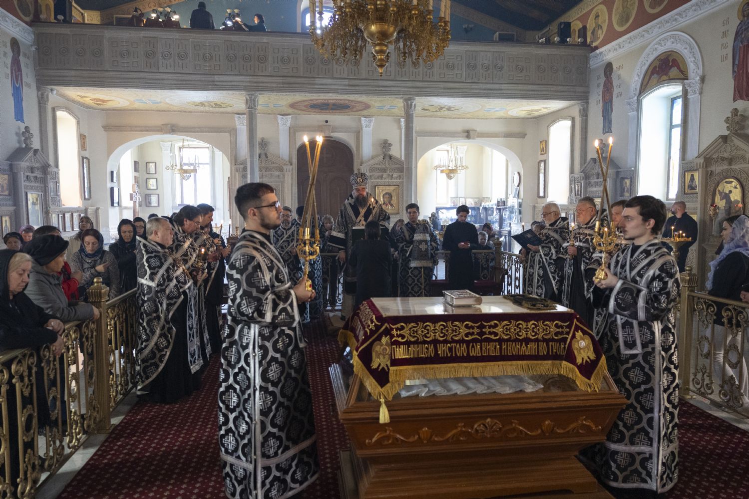 Yepiskop Aleksiy Məsihin Kəfəninin Ucaldılması ilə birlikdə axşam ibadətini keçirdi