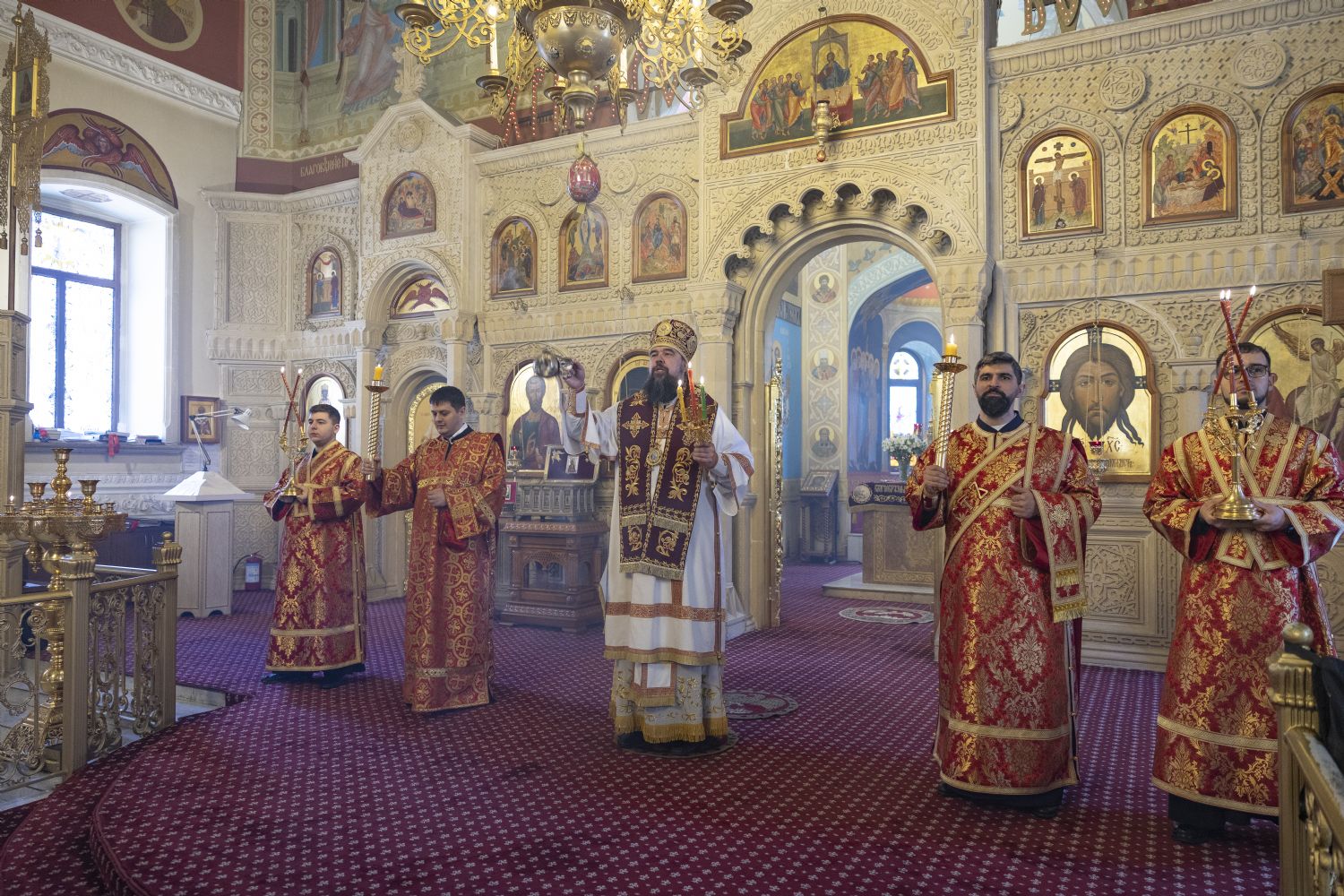 Yepiskop Aleksiy kafedral kilsəsində İlahi Liturgiyaya başçılıq edib