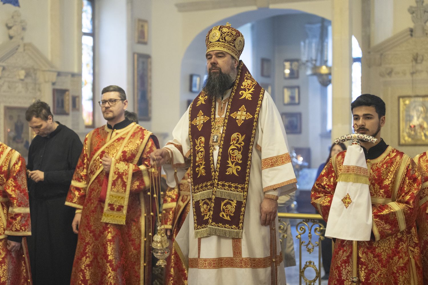 Yepiskop kafedral kilsəsində İlahi Liturgiyaya başçılıq edib