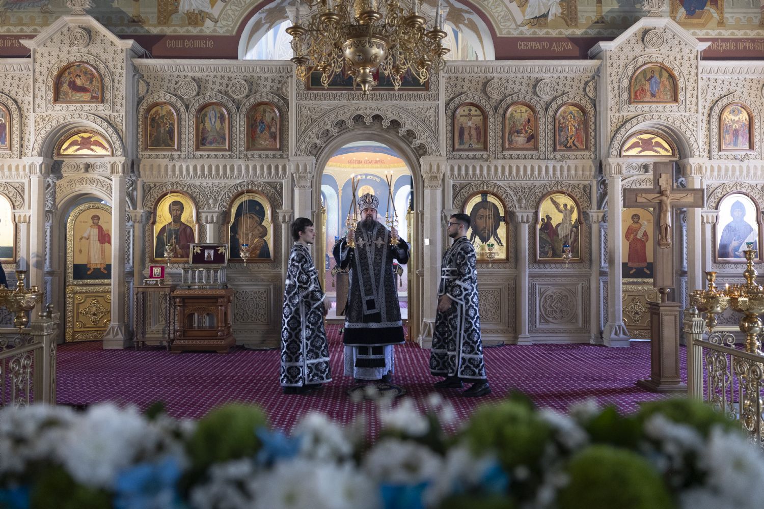 Müqəddəs Çərşənbə günündə yepiskop Aleksiy kafedral kilsəsində Əvvəlcədən Təqdis edilmiş Ənamlar Liturgiyasını keçirib