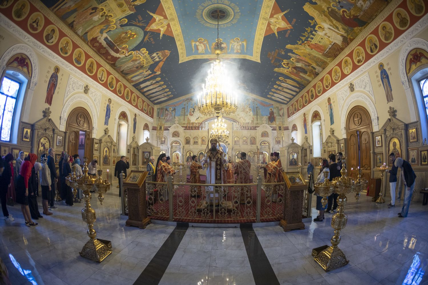 Samariyalı qadın günündə Bakı və Azərbaycan yepiskopu Aleksiy kafedral kilsəsində İlahi Liturgiya keçirib