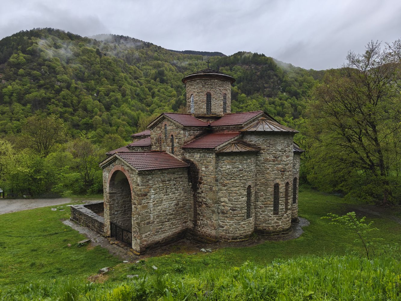 Yepiskopu Aleksiy Aşağı Arxızın müqəddəs məkanlarını ziyarət edib