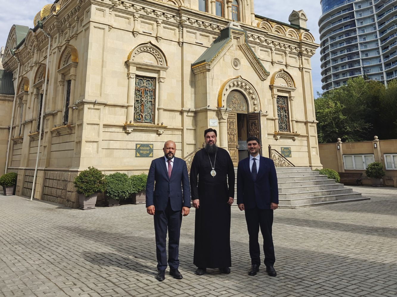 Yepiskop Aleksiy “İçərişəhər” İdarəsinin sədri ilə görüşüb