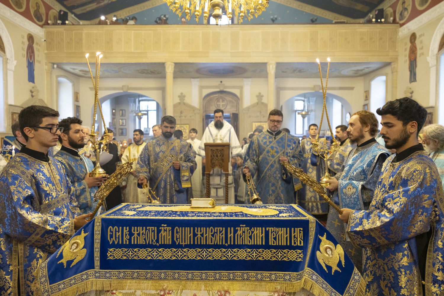 Müqəddəs Mürr-Daşıyan Zənənlər kafedral kilsəsində Allahın Əqdəs Validəsini dəfn edilməsi ayini keçirilib