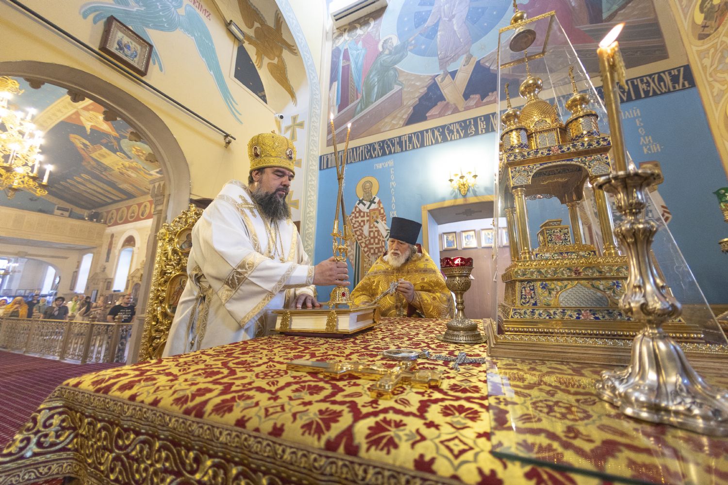 Yepiskop Aleksiy kafedral kilsəsində İlahi Liturgiya keçirib