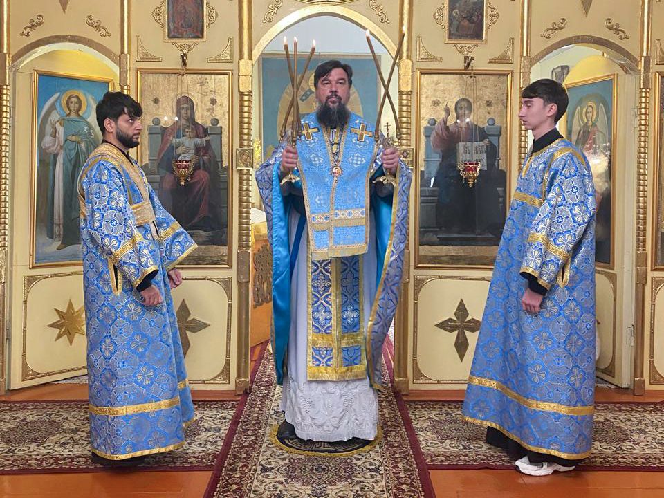 Yepiskop Aleksiy Xaçmaz şəhəri Müqəddəs Ecazkar Nikolay kilsəsində İlahi Liturgiya keçirib
